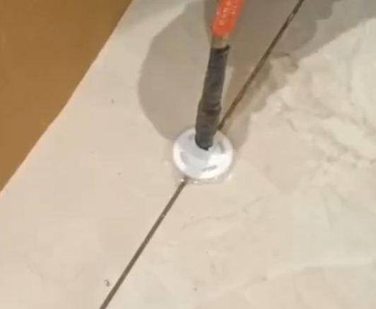 延寿瓷砖空鼓维修公司专业解答瓷砖在铺贴过程中，如果没有涂抹均匀到位的粘结材料（如水泥砂浆或瓷砖胶），可能会导致以下问题