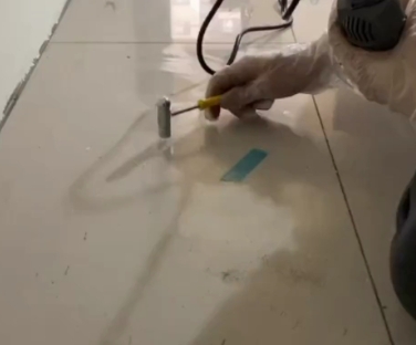 延寿瓷砖开裂维修公司专业分享瓷砖在铺贴前如果没有沥干水分，将会导致以下问题
