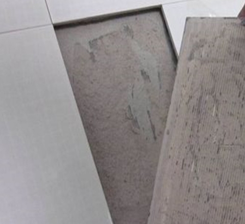 延寿瓷砖空鼓维修公司分享瓷砖铺贴时如果打浆（即涂抹在瓷砖背面和基层上的砂浆或瓷砖胶）过少，会带来以下问题